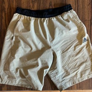Like new Men’s Adidas shorts 6”
